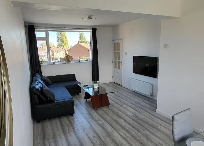 Newly Refurbished 3 Bedroom Flat