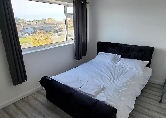 Newly Refurbished 3 Bedroom Flat