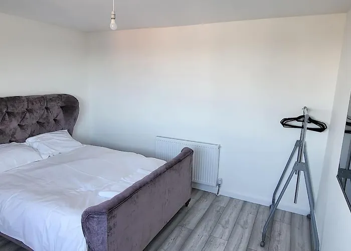 Newly Refurbished 3 Bedroom Flat
