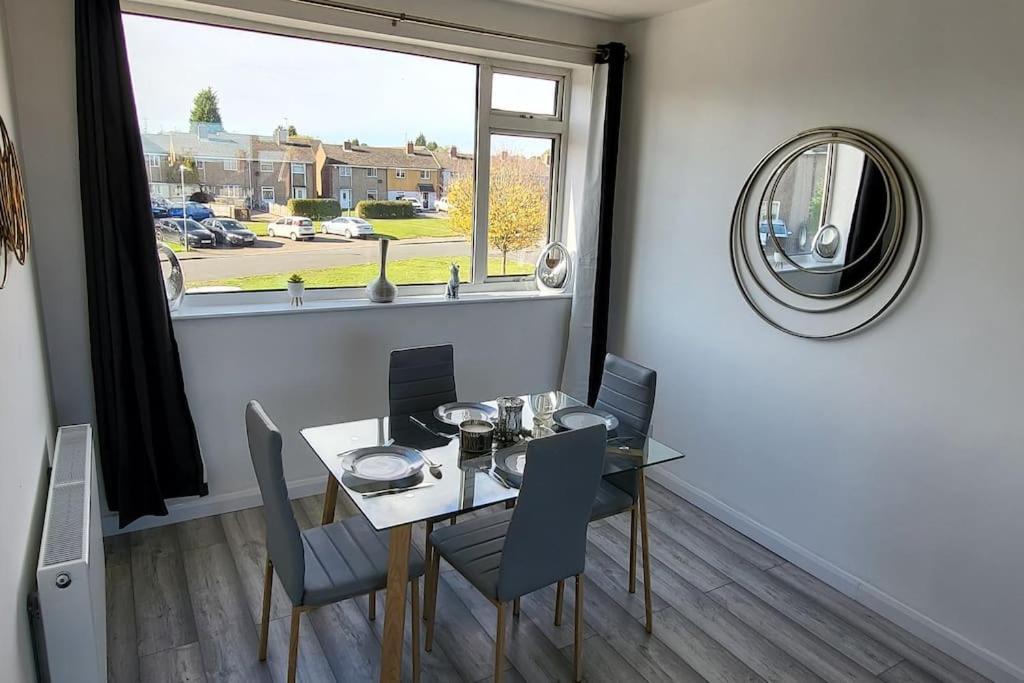 Apartment Newly Refurbished 3 Bedroom Flat *