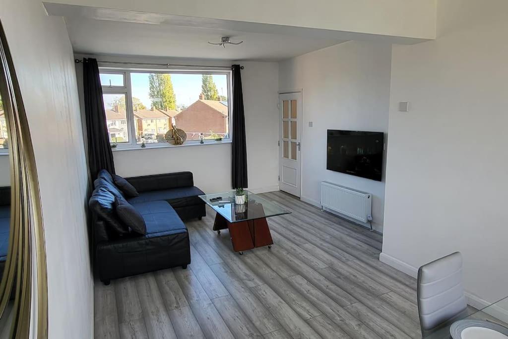 Newly Refurbished 3 Bedroom Flat * Bedworth