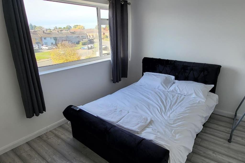 Apartment Newly Refurbished 3 Bedroom Flat *