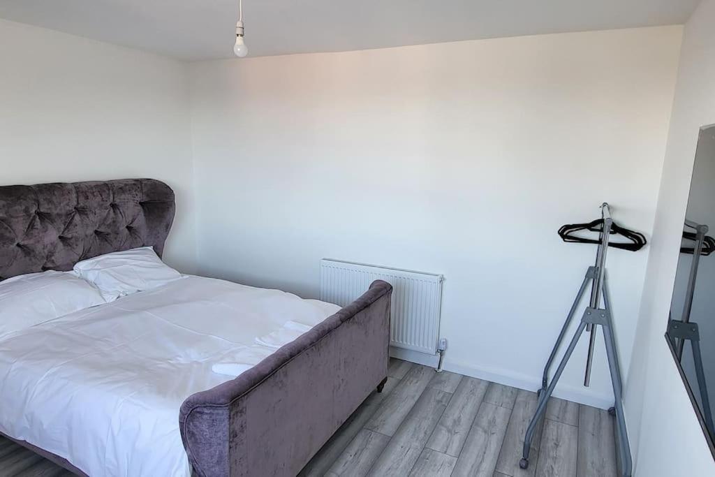 Newly Refurbished 3 Bedroom Flat Bedworth