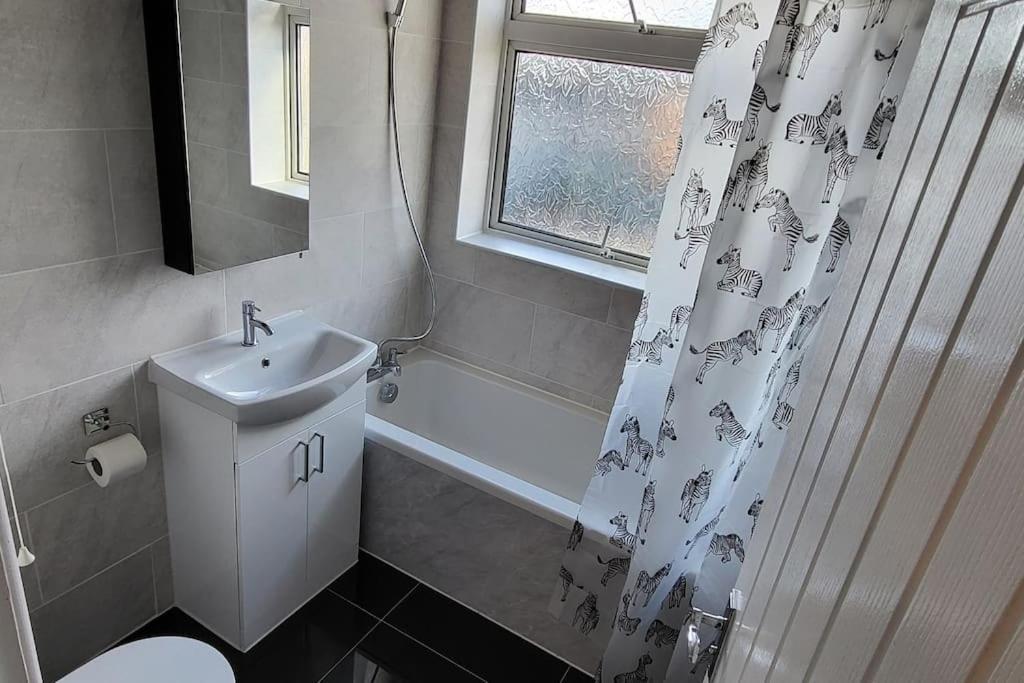 Apartment Newly Refurbished 3 Bedroom Flat